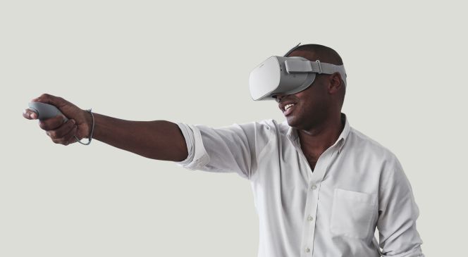 Mann spielt mit Oculus Go (Oculus Go)
