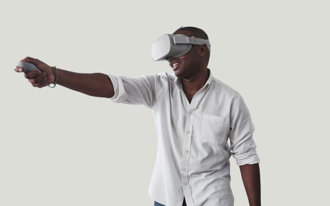 Mann spielt mit Oculus Go (Oculus Go)