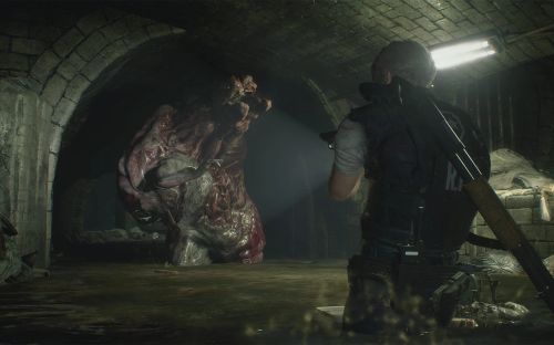 Leon S. Kennedy trifft auf ein Monster in der Kanalisation (Resident Evil 2)