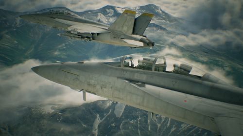 Zwei Flugzeuge von der Seite (Ace Combat 7: Skies Unknown)