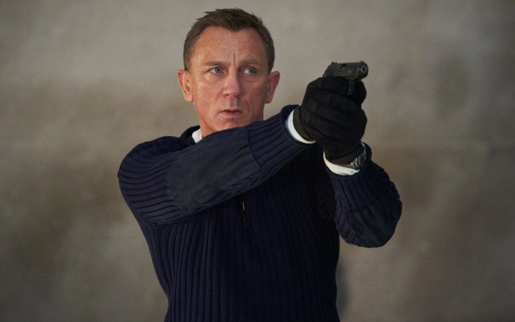 Bond mit gezogener Waffe (James Bond: Keine Zeit zu sterben)