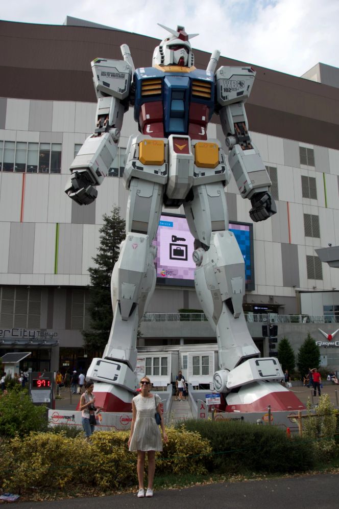 Malika mit Roboter (Tokyo)