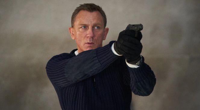 Bond mit gezogener Waffe (James Bond: Keine Zeit zu sterben)
