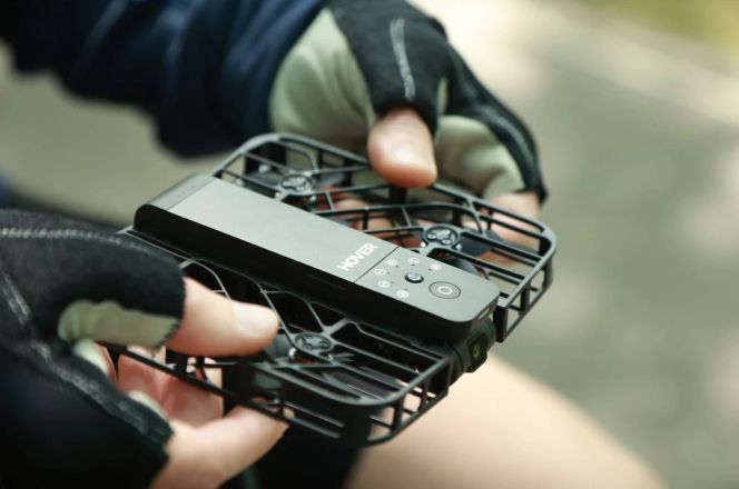 Drohne in den Händen (HoverAir X1 Pocket-Sized Self-Flying Camera)